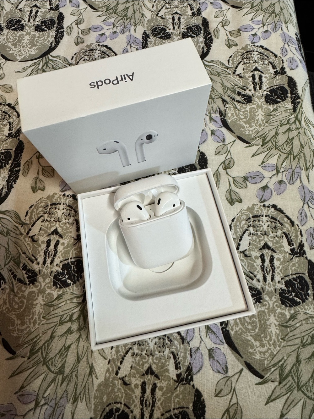 Apple White Wireless Earbuds with Charging Case
